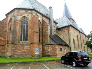 Sachsenhausen-Stadtkirche-Ansicht von Nordosten über Chor mit Strebepfeilern(mit Sakristei im Norden) sowie Langhaus
