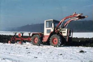 Fotografie: Systemtraktor, Volldrehpflug, Frontlader