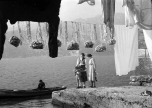 Malcesine: Gardasee, Wäscherinnen am See, Vordergrund Wäsche und Netze
