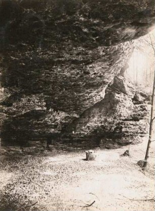 Elbsandsteingebirge. Böhmische Schweiz. Prebischgrotte am alten Weg zum Prebischtor