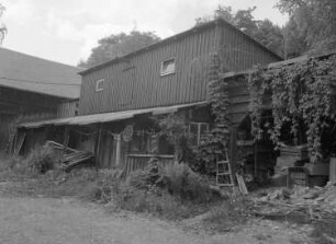 Klingenthal-Zwota, Am Mühlgraben 5. Wohnhaus. Nebengebäude mit Vordach. Hofansicht