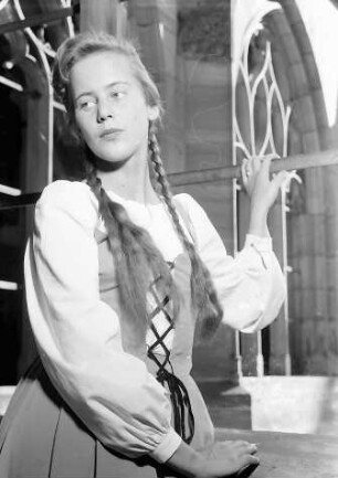 Basel, Schweiz: Komödie Basel; Immy Schell als "Gretchen" im Klosterhof des Münsters