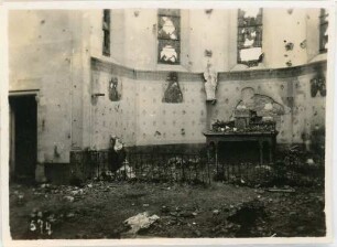 Zerstörter Kircheninnenraum in Frankreich