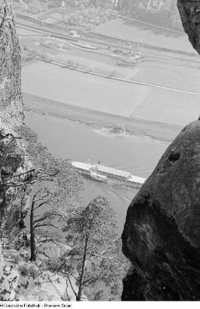 Blick von der Bastei auf einen Dampfer auf der Elbe