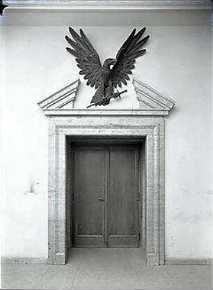 Bestelmeyer, German; München, Prinzregentenstr. / Wagmüllerstr.; Luftgaukommando (Wirtschaftsministerium) - Festsaal, Portal mit Adler im Giebel