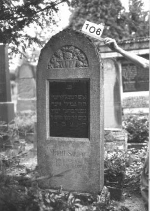 Grabstein 106 (Index: 100114259) Material: Kalkstein mit schwarzer Marmorplatte Zustand: gut Maße HxBxT: 168x63x25 cm Beschreibung: Stele, Sockel, Vorhangbogenabschluß, Schriftplatte rechteckig Symbolik: Blumenschale im Bogen: Grabstein 106