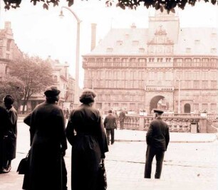 Emden: Rathaus, Vordergrund Personen, Rathaus angeschnitten