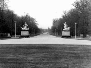 Dresden-Altstadt. Großer Garten (1683, J. F. Karcher; 1873-1895, K. F. Bouché). Hauptallee, vorn die Kentaurengruppen (A. Corradini)