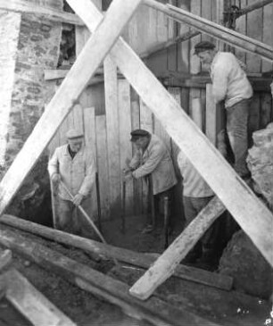 Roßwein. Sächsische Patentachsenfabrik Kadner & Co. Bau der betriebseigenen Brücke über die Mulde von der Wehrstraße zur Uferstraße. Bauarbeiter bei Betonierarbeiten (für die Pfeiler?). Blick gegen die Verschalung