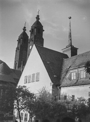 Dresden-Strehlen. Christuskirche, im Vordergrund Gemeindehaus