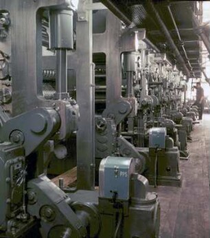 Arbeiter an der Großen Rolle im Druckhaus Einheit