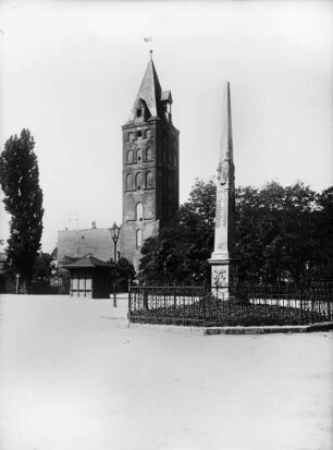 Distanzsäule : Delitzsch, Roßplatz. Distanzsäule (1730) gegen den Breiten Turm