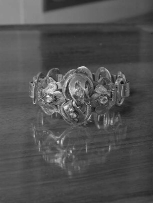 Armband mit Schweifwerk