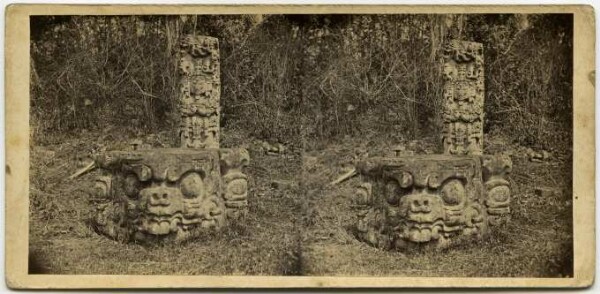 Stele D und Altar, an der Nordseite des großen Platzes.