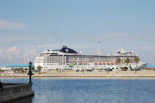 Tripolis - Kreuzfahrtschiff im Hafen : Das italienische Kreuzfahrtschiff "Musica" läuft regelmäßig den Hafen von Tripolis, Libyen an, aufgenommen 2006