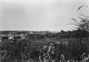 Landschaft bei Itapetininga : Grasland im Vordergrund. Im Hintergrund Gebäude, links eine Spinnerei.