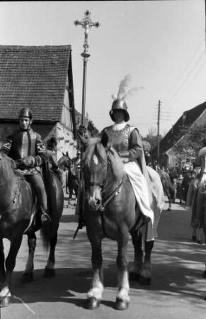Freiburg; St. Georgen: St. Georgsritt; Georgsritter zu Pferd mit Kreuz