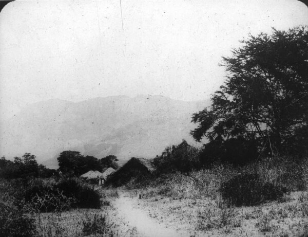 Paregebirge bei Makanya, vorn Paredorf