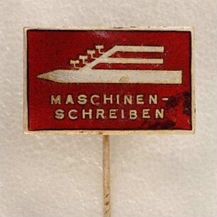 Abzeichen Maschinenschreiben Gesellschaft für Stenografie und Maschinenschreiben der DDR (mit langer Nadel) : Medaillensammlung Stenografische Sammlung. Abzeichen Maschinenschreiben Gesellschaft für Stenografie und Maschinenschreiben der DDR (geflügelte Feder und Schreibmaschine sowie Aufschrift "Maschinenschreiben" auf rotem Grund, mit langer Nadel). Email, Metall; Maße (ohne Nadel) 16 x 26 mm (1960/1990). Dresden: SLUB R c 0471