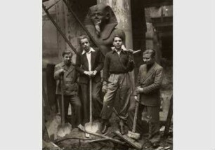 Schüler bei Bergungsarbeiten im Ägyptischen Hof im Neuen Museum
