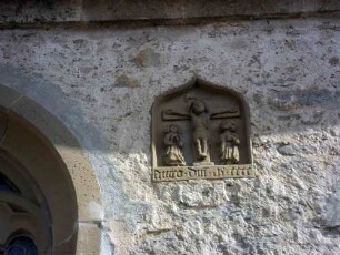 Traufseite Süd-vermauerter Grabstein um 1400