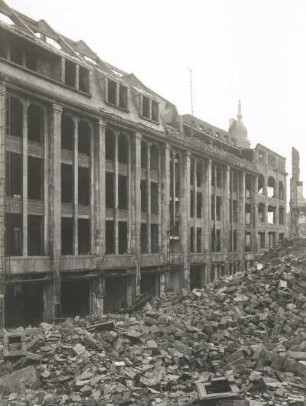 Dresden. Ruine der Sächsischen Landeskreditbank (früher Deutsche Bank, Schössergasse)