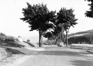 Warmbrunn: Straße bei Seifershau, Hintergrund Kynast bei Warmbrunn