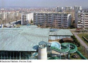 Erlebnisbad ELBAMARE : Blick aus dem 8. Obergeschoß des Seniorenheims der Volkssolidarität Dresden e. V., Altgorbitzer Ring 58, über Dächer und Riesenrutsche des Erlebnisbades ELBAMARE und das Wohngebiet