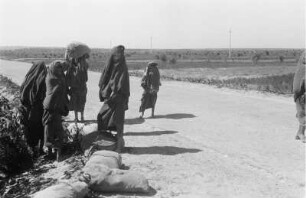Auf einer Landstraße (Libyen-Reise 1938)