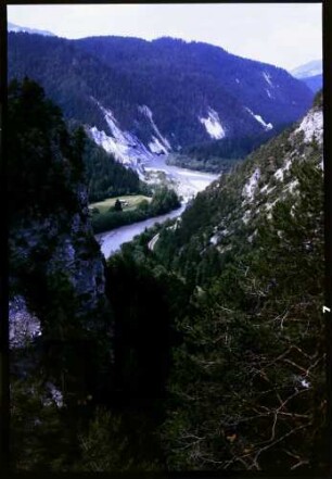 Bonaduz, Versam: Straße Bonaduz-Versam, Durchbruch des Vorderrheins durch den Flimser Bergsturz, von der Straße auf den Rhein