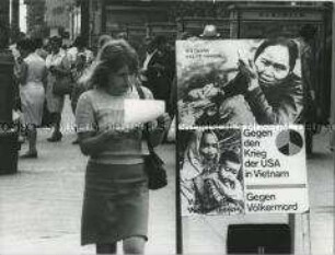 Mahnwache in der Schloßstraße in Berlin-Steglitz gegen die amerikanische Vietnampolitik