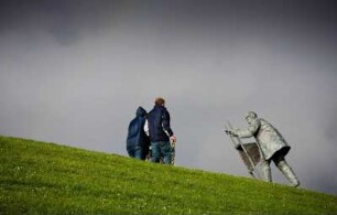 Deutschland. Niedersachsen. Dorumer Neufeld. Deichpromenade. Denkmal fuer die Erbauer der Deiche