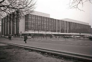 Berlin: Ost; Kulturpalast am ehemaligen Schlossplatz; Vordergrund kahler Platz