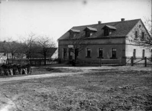 Großdubrau-Crosta. Wohnhaus mit Laden. Straßenansicht