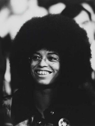 Angela Davis : Angela Davis auf der Bühne im Friedrichstadtpalast anlässlich der X. Weltfestspiele Berlin 1973
