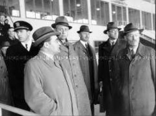 Bayerns Ministerpräsident Högner auf dem Flugplatz Tempelhof