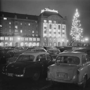 Dresden. Altmarkt Westseite, Warenhaus Centrum, mit Weihnachtsbaum auf dem Altmarkt