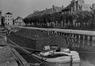 Weener. Stadtansicht des Torf-Städtchens. Im Vordergrund eine Barge, beladen mit Torf. Aufgenommen 1934