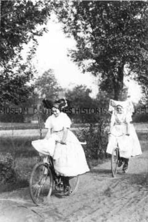Spreewäderinnen auf dem Fahrrad
