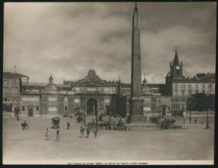 Piazza del Popolo und Porta omonima (Porta del Popolo), Rom: Blick nach Norden über den Platz zum Porta del Popolo, rechts der Obelisk Flaminio, dahiner die Kirche S. Maria del Popolo