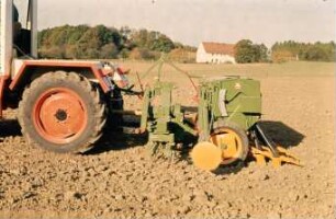 Fotografie: Minimalbearbeitung, Bestellverfahren, Kastendrillmaschine, Rüttelegge