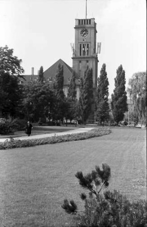 Berlin; Halensee: Rathaus vom Stadtpark aus