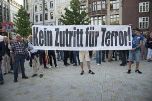 10.000 Menschen haben heute in Hamburg gegen Fremdenhass und rechte Hetze demonstriert. Anlass war die Kundgebung eines "Merkel muss weg"-Bündnisses am Gänsemarkt mit unter 200 Teilnehmern. Anmelder der Rechten war Kiezgröße Thomas "Togger" Gardlo, früherer Leibwächter von Ronald Schill und Trainer der "Identitären Bewegung". Rechte Parole 'Kein Zutritt für Terror'