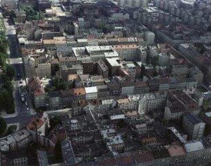 Luftaufnahme, Blick von Süden auf die Wohnbebauung zwischen Mariannenplatz und Manteuffelstraße und Waldemarstraße, Wrangelstraße. Berlin-Kreuzberg, Wrangelstraße, Mariannenplatz