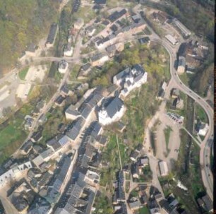 Schwarzenberg. Stadtkirche St. Georg und Schloß Schwarzenberg. Luftbild-Schrägaufnahme von Südwesten