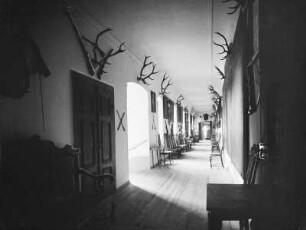 Burgk, Schloss : Burgk. Schloß. Blick durch die Rittergalerie des 3. Obergeschosses zum Rittersaal (ehemaliger Jagdsaal)