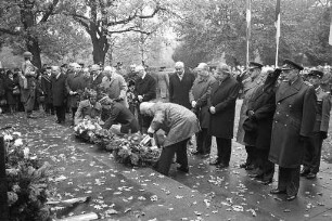 Gedenkstunde am Volkstrauertag vor dem Ehrenmal für die Gefallenen der beiden Weltkriege auf dem Karlsruher Hauptfriedhof