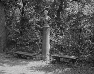 Frauenbüste auf einer Säule