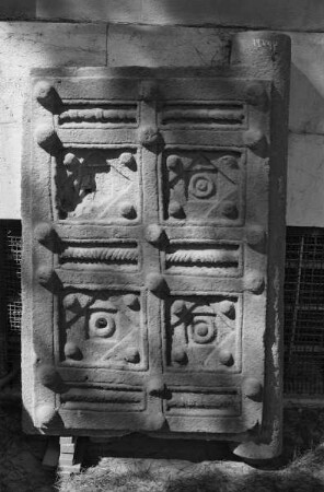 Kassettentür mit geometrischer Ornamentik