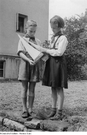 Zwei Kinder mit einem Schiffsmodell